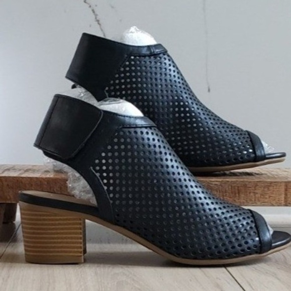 J Adams Maddie Sandals Womens 8.5 Black Perforated Block Heel Peep Toe Shoes